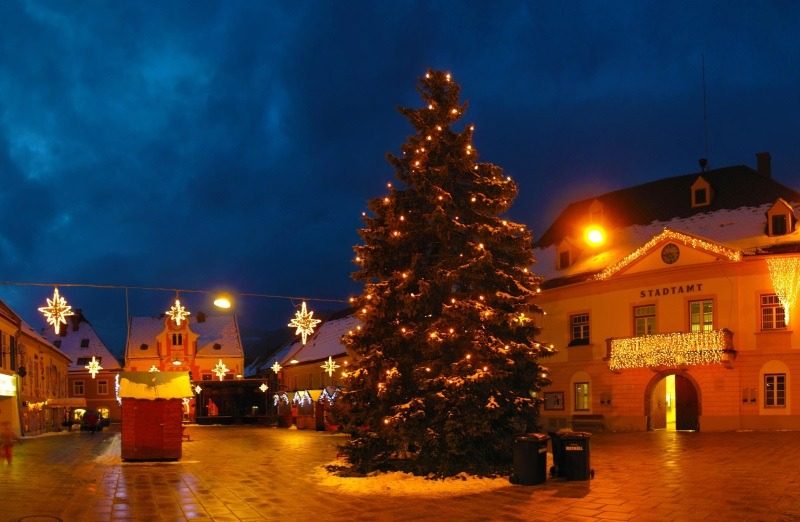 Christmas Tree Garland Street Night