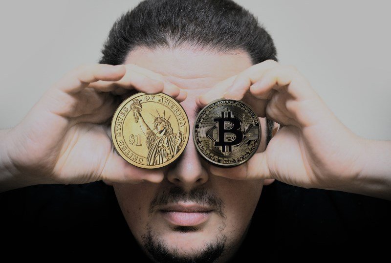 12 hand man bitcoin dollar